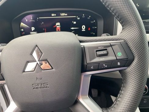 Used 2025 Mitsubishi Outlander SE image 24