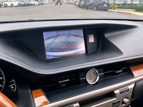 Used 2013 Lexus ES 300h image 26