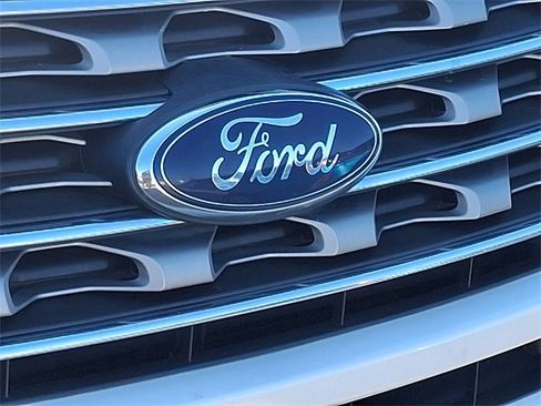 Used 2017 Ford Explorer XLT w/ Equipment Group 202A image 5