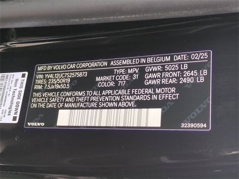 Used 2025 Volvo XC40 B5 Plus image 25