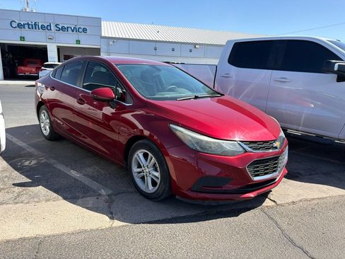 Used 2018 Chevrolet Cruze LT w/ Convenience Package FWD image 2