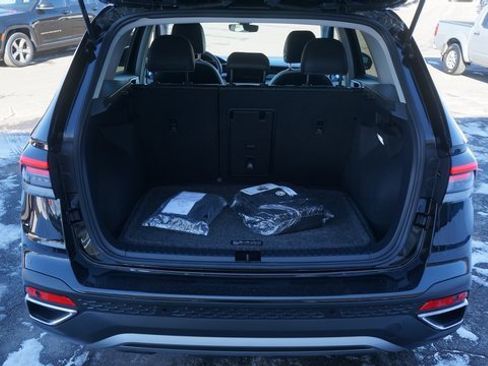 Certified 2025 Volkswagen Taos SE w/ Panoramic Sunroof Package image 44