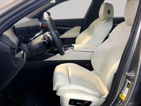 Certified 2024 BMW 530i xDrive w/ Premium Package AWD/4WD image 7