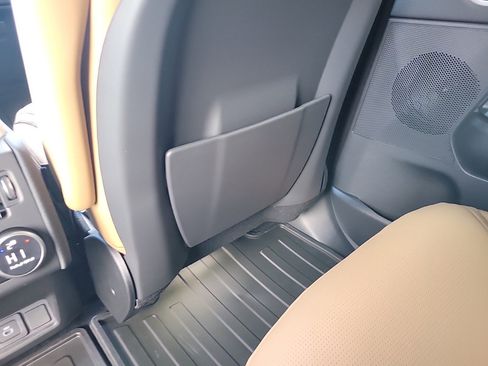 Used 2025 Land Rover Discovery Dynamic SE image 20