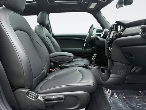 Used 2021 MINI Cooper 2-Door Hardtop image 16