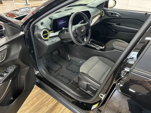 Used 2024 Chevrolet Trax LT image 8