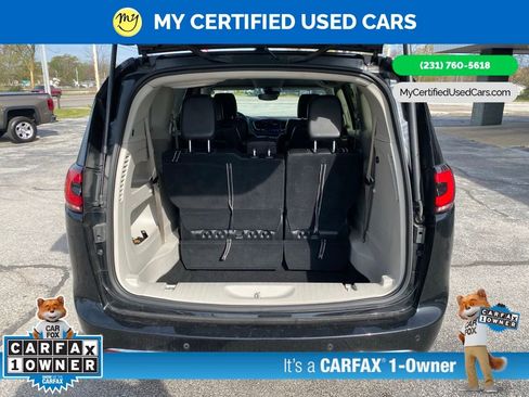 Used 2024 Chrysler Pacifica Touring-L FWD image 7