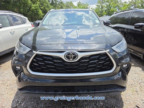 Used 2023 Toyota Highlander XLE FWD image 3