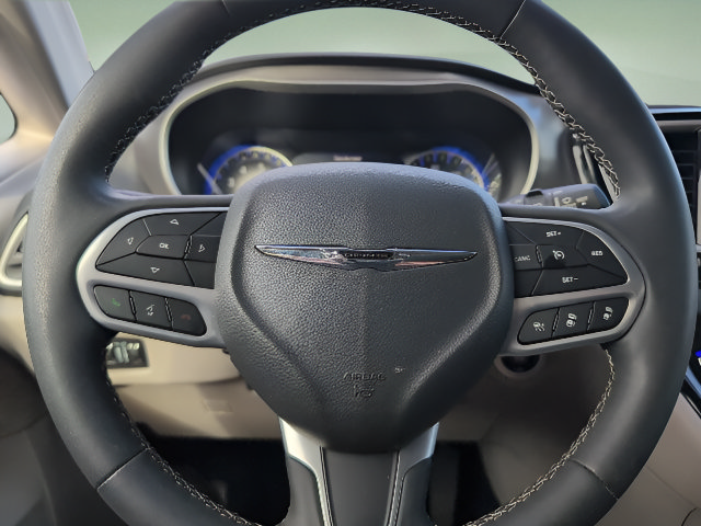Used 2023 Chrysler Pacifica Touring-L FWD image 20