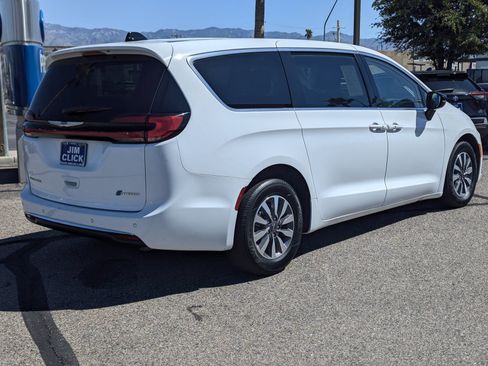 Used 2024 Chrysler Pacifica Limited FWD image 2