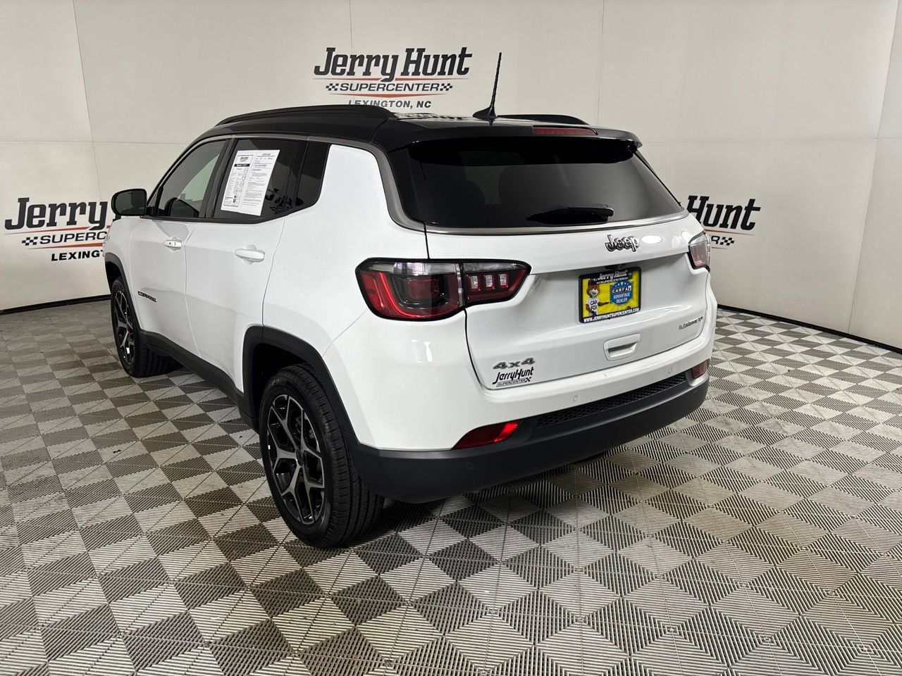 Used 2025 Jeep Compass Limited AWD/4WD image 9