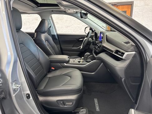 Used 2023 Toyota Highlander XLE AWD/4WD image 51