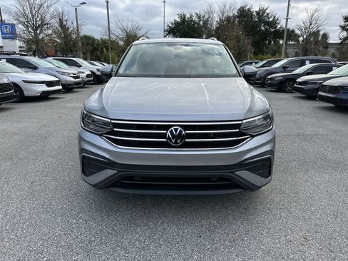 Used 2022 Volkswagen Tiguan SE w/ Panoramic Sunroof Package FWD image 9
