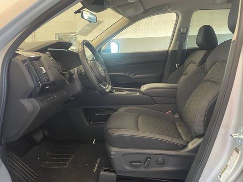 Certified 2025 Nissan Pathfinder SV FWD image 10