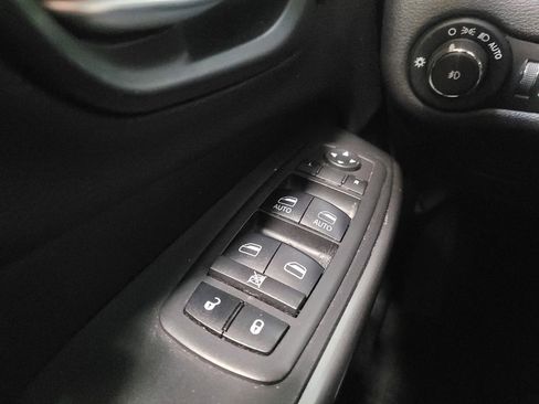 Used 2019 Jeep Cherokee Limited image 27