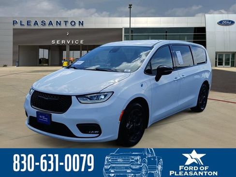 Used 2024 Chrysler Pacifica Limited FWD image 1