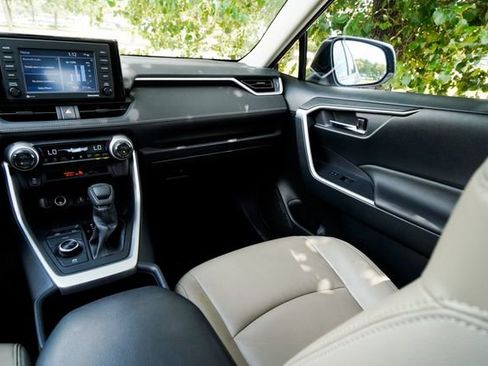 Used 2022 Toyota RAV4 XLE image 24