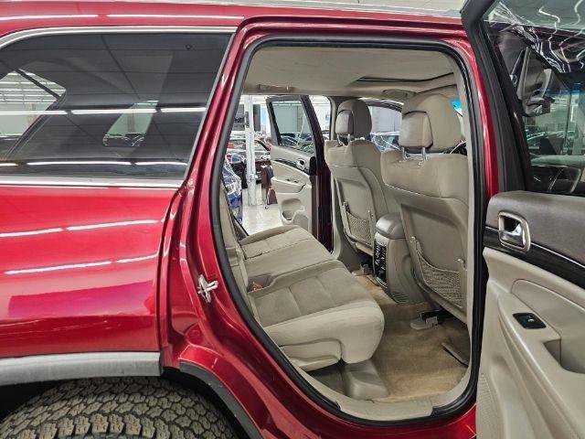 Used 2012 Jeep Grand Cherokee Laredo w/ Laredo E Group AWD/4WD image 32
