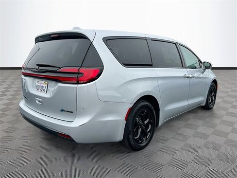 Used 2022 Chrysler Pacifica Limited w/ Uconnect Theater Family Group image 7