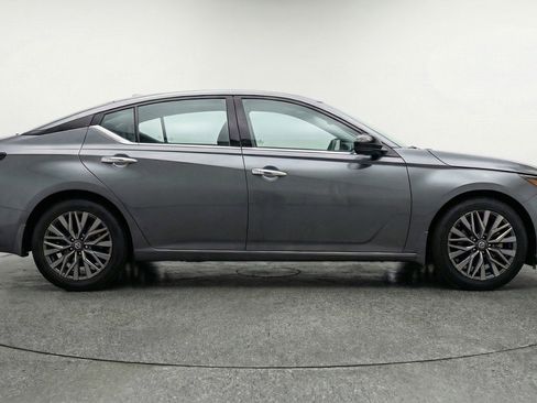 Used 2025 Nissan Altima 2.5 SV image 11