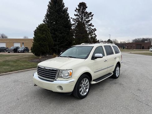 Used 2009 Chrysler Aspen Limited image 1