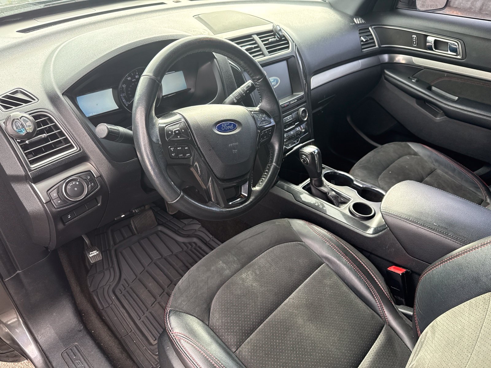 Used 2018 Ford Explorer XLT w/ Equipment Group 202A FWD image 10