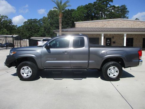Used 2017 Toyota Tacoma SR5 AWD/4WD image 17