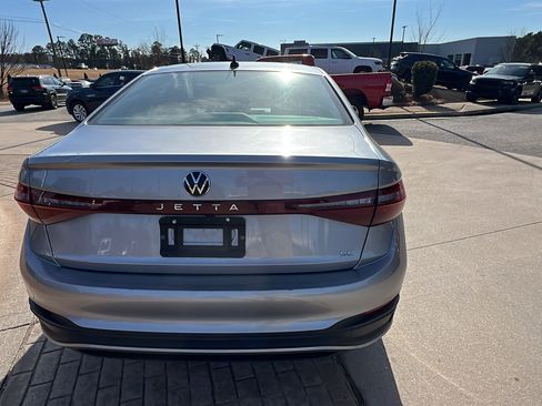 Used 2025 Volkswagen Jetta SE image 9