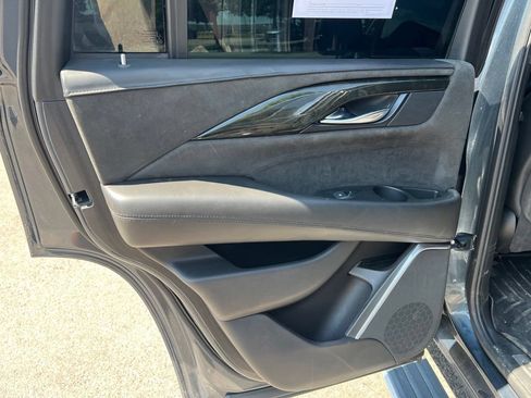 Used 2020 Cadillac Escalade Platinum AWD/4WD image 18