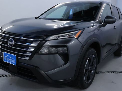 Used 2024 Nissan Rogue SV image 3