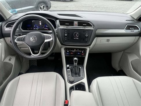 Used 2022 Volkswagen Tiguan SE image 12