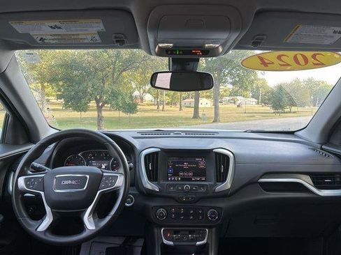 Used 2024 GMC Terrain SLE image 28