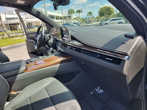 Used 2024 Cadillac Escalade ESV Premium Luxury image 28