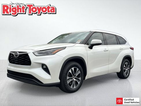 Certified 2021 Toyota Highlander XLE FWD image 1