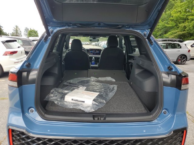 New 2026 Volkswagen Tiguan SE R-Line FWD image 8