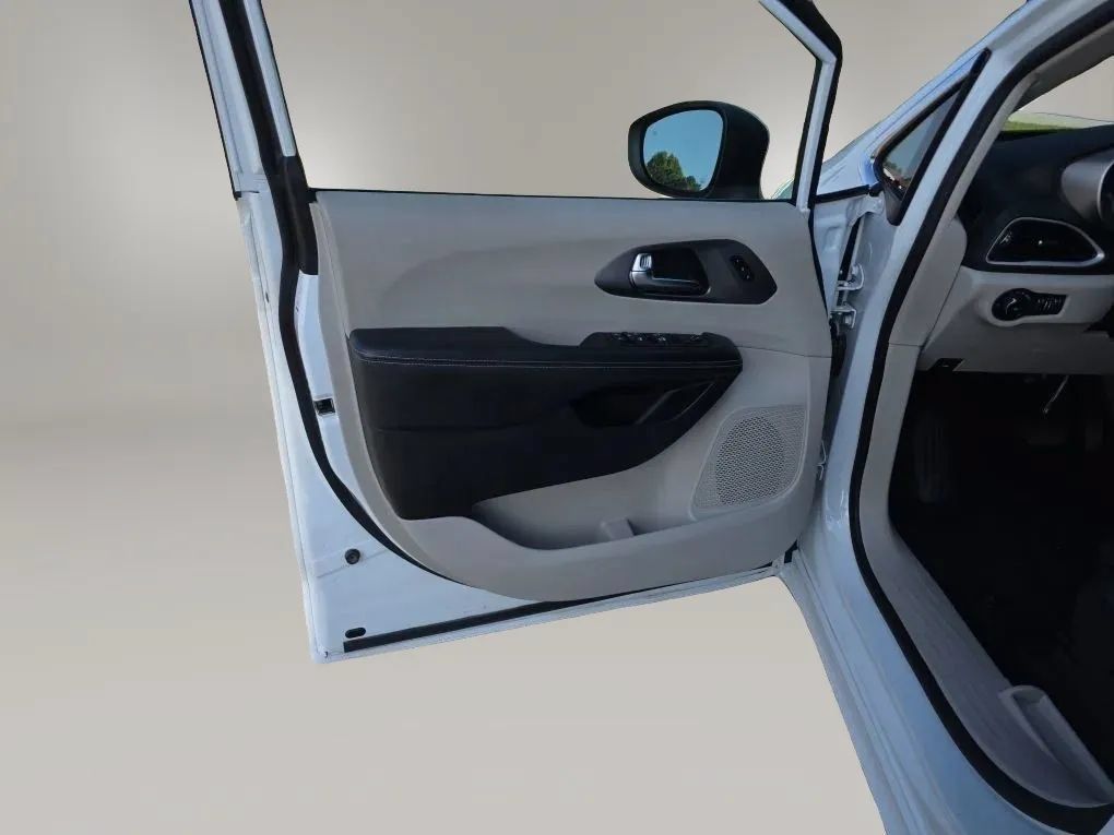 Used 2023 Chrysler Pacifica Touring-L FWD image 35