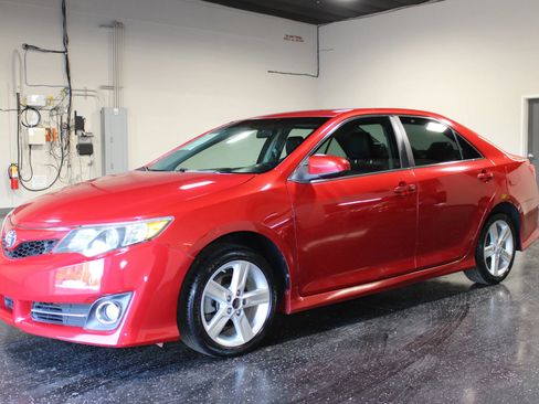 Used 2014 Toyota Camry SE FWD image 6