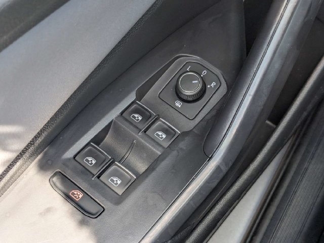 Used 2025 Volkswagen Jetta SE FWD image 21