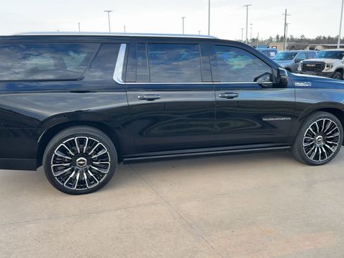 Used 2025 Chevrolet Suburban High Country image 9