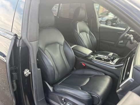 Used 2021 Audi Q8 Prestige w/ Prestige Package image 12