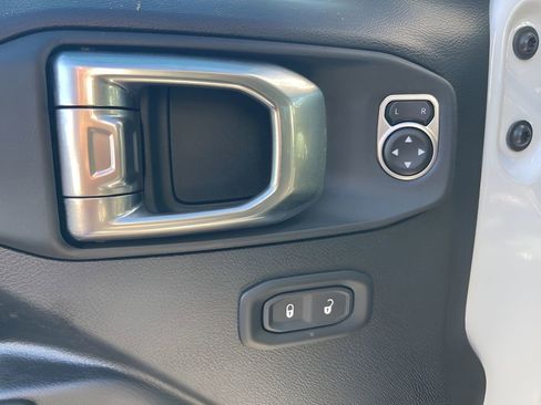 Used 2025 Jeep Wrangler Unlimited Rubicon AWD/4WD image 26