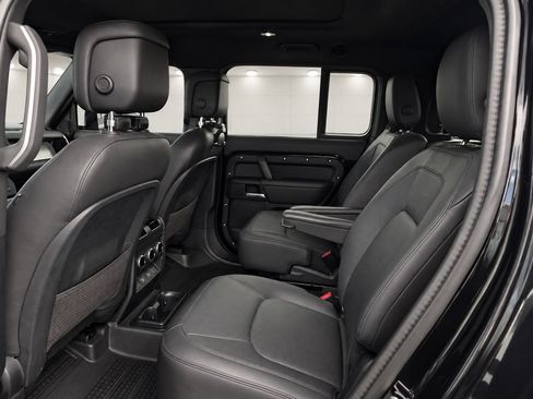 Used 2025 Land Rover Defender 130 X-Dynamic SE AWD/4WD image 4