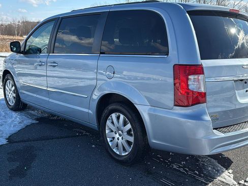 Used 2016 Chrysler Town & Country Touring image 11