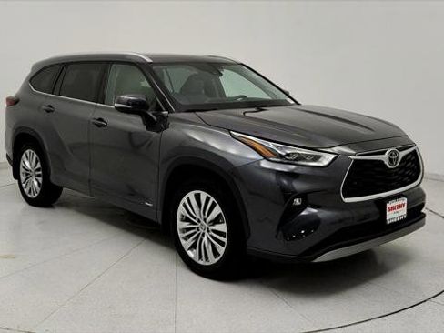 Certified 2025 Toyota Highlander Platinum image 1