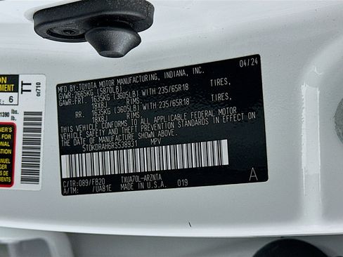 Used 2024 Toyota Highlander LE image 12