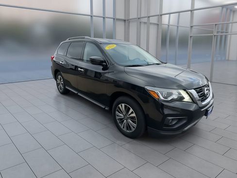 Used 2018 Nissan Pathfinder SV image 2