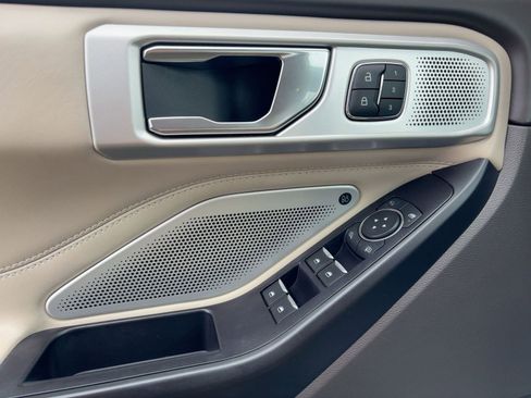 Used 2020 Ford Explorer Platinum w/ Premium Technology Package image 12