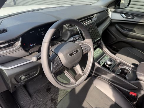 Used 2025 Jeep Grand Cherokee Altitude RWD image 4