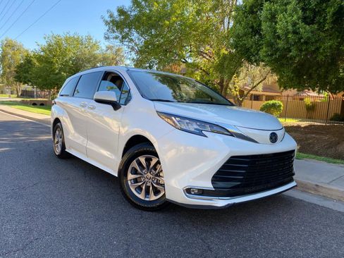 Used 2023 Toyota Sienna XLE image 2