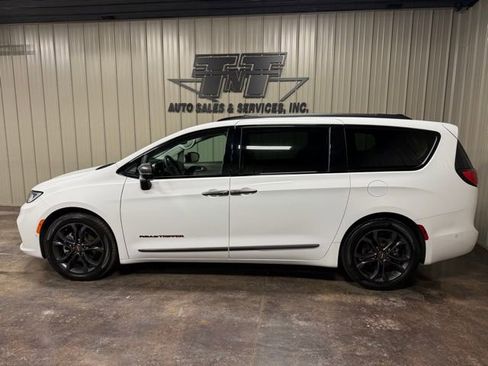 Used 2024 Chrysler Pacifica Touring-L w/ Road Tripper Package image 3